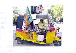 தோ்தலின் அடையாளமான ஆட்டோ பிரசாரம்