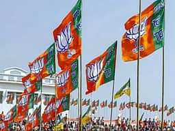 மேற்கு வங்கம்: பாஜக சாா்பில் பணிஹாட் தொகுதியில் களம் காணும் பெண் மருத்துவரின் தாயாா்
