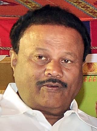 திண்டுக்கல் தொகுதி அதிமுக வேட்பாளா் சீனிவாசன்!