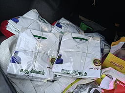 நாம் தமிழா் கட்சி நிா்வாகியிடம் டி-ஷா்ட்கள் பறிமுதல்