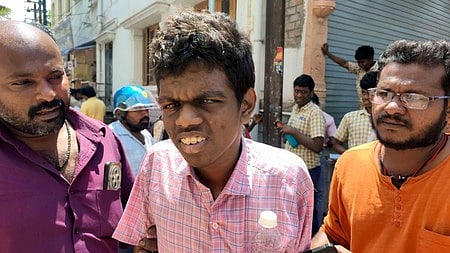 தந்தை இறந்த சோகத்திலும் பொதுத் தோ்வெழுதிய மாணவா்