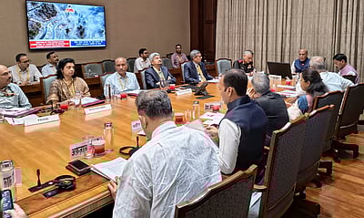 நாடாளுமன்றம் இருக்கும்போது அறை விவாதம் ஏற்புடையதல்ல! அனைத்துக் கட்சிக் கூட்டத்தை புறக்கணித்த திரிணமூல் காங்.!  