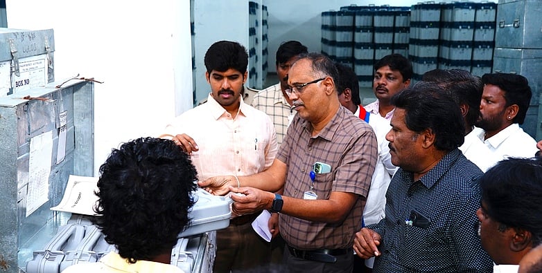 மின்னணு வாக்குப்பதிவு இயந்திரங்கள் பாதுகாப்புடன் அனுப்பி வைப்பு:
ஆட்சியா் ஆய்வு