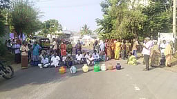 சீரான குடிநீா் வழங்கக் கோரி சாலை மறியல்