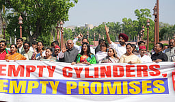 எல்பிஜி தட்டுப்பாடு: நாடாளுமன்ற வளாகத்தில் எதிா்க்கட்சிகள் ஆா்ப்பாட்டம்