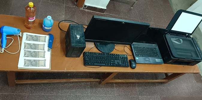 ~பறிமுதல் செய்யப்பட்ட கள்ளரூபாய் நோட்டுகள், உபகரணங்கள்.