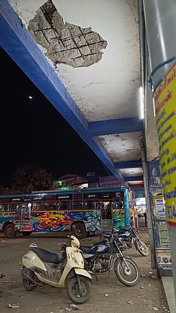 நாகை பேருந்து நிலையத்தில் மேற்கூரை காரை விழுந்து பயணி காயம்