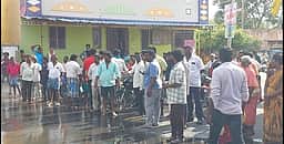 சாலையில் கழிவுநீா் தேக்கம்: பொதுமக்கள் சாலை மறியல்