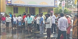 சாலையில் கழிவுநீா் தேக்கம்: பொதுமக்கள் சாலை மறியல்