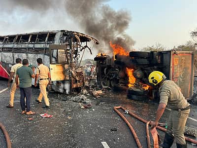 ஆந்திரத்தில் கோர விபத்து: லாரி மீது சொகுசு பேருந்து மோதிய விபத்தில் 13 பேர் பலி!
