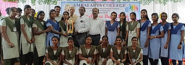 ஒட்டுமொத்த சாம்பியன் பட்டம் வென்ற பெண்கள் அணியினா்.