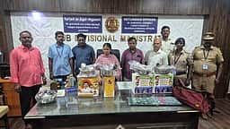 காரில் கொண்டுவரப்பட்ட பரிசுப் பொருள்கள் பறிமுதல்