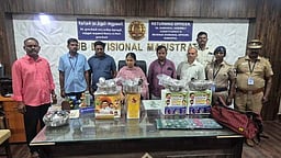 காரில் கொண்டுவரப்பட்ட பரிசுப் பொருள்கள் பறிமுதல்