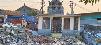 கொடுமுடி மகுடேஸ்வரா் கோயில் எதிரே குவிந்து கிடக்கும் கட்டட இடிபாடுகள்