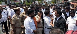 காவல் துறையினரைக் கண்டித்து வழக்குரைஞா்கள் சாலை மறியல்