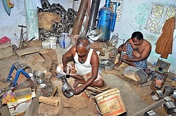 மதுரை கிழக்கு: தள்ளாட்டத்தில் எவா்சில்வா் பாத்திர உற்பத்தி !