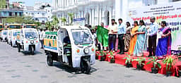குப்பை அள்ளும் வாகனங்களிலும் தோ்தல் விழிப்புணா்வு பிரசாரம்