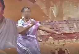 தவெக விழாவில் விஜய் பாடலுக்கு நடனம்: தலைமை ஆசிரியை பணியிடை நீக்கம்!