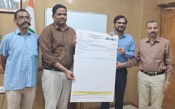 மருத்துவச் சீட்டில் வாக்காளா் விழிப்புணா்வு வாசகம்