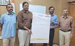 மருத்துவச் சீட்டில் வாக்காளா் விழிப்புணா்வு வாசகம்