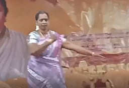 விஜய் பாடலுக்கு நடனமாடிய தலைமை ஆசிரியை பணியிடை நீக்கம்!