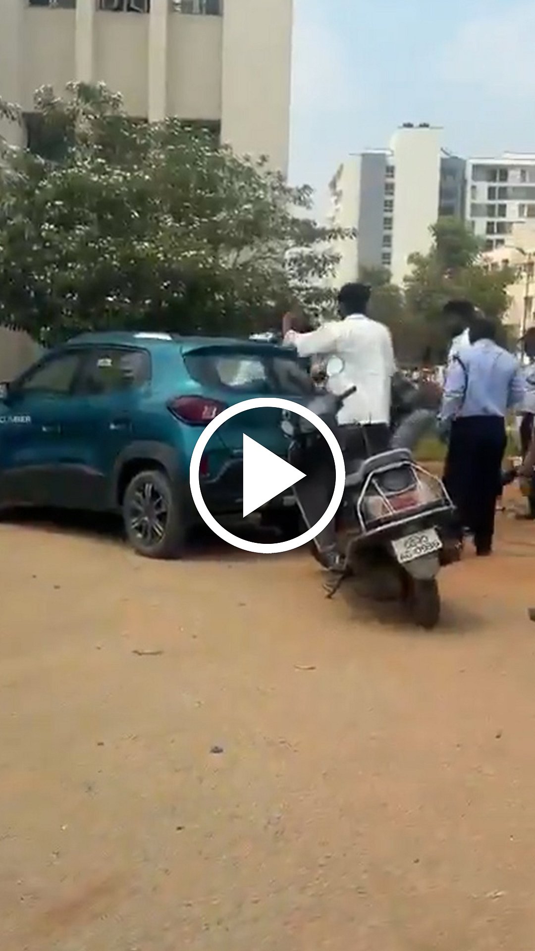 மாணவிக்கு Propose செய்த பேராசிரியர்! சராமாரியாகத் தாக்கிய மாணவர்கள்!