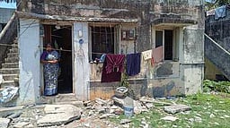 சுனாமி குடியிருப்பு வீட்டில் இடிந்து விழுந்த முன்பகுதி