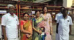 பாமக வேட்பாளா் பட்டியலுடன் அருணாசலேஸ்வரா் கோயிலில் செளமியா அன்புமணி தரிசனம்