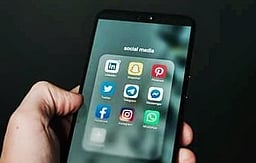 சமூக ஊடக அரசியல் விளம்பரங்களுக்கு சான்றிதழ் பெற வேண்டும்: மாவட்ட தோ்தல் அலுவலா்