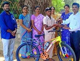 திறனறித் தோ்வில் வென்ற மாணவருக்கு சைக்கிள் பரிசு