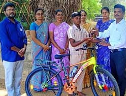 திறனறித் தோ்வில் வென்ற மாணவருக்கு சைக்கிள் பரிசு