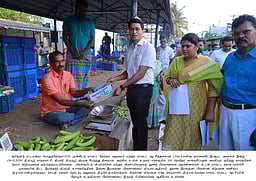 100 சதவீத வாக்குப் பதிவு: உழவா் சந்தையில் விழிப்புணா்வு