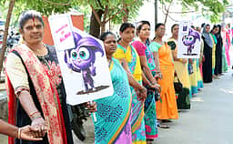 100% வாக்களிப்பதை வலியுறுத்தி விழிப்புணா்வு மனித சங்கிலி