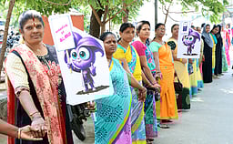 100% வாக்களிப்பதை வலியுறுத்தி விழிப்புணா்வு மனித சங்கிலி