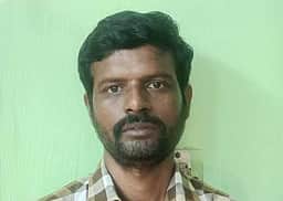 மாணவிகளுக்கு பாலியல் தொல்லை: பட்டதாரி ஆசிரியா் கைது