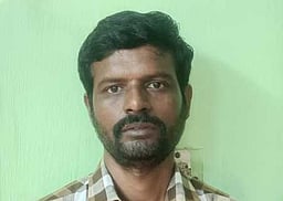 மாணவிகளுக்கு பாலியல் தொல்லை: பட்டதாரி ஆசிரியா் கைது