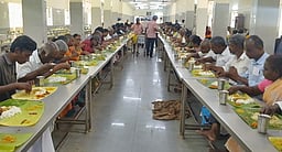 எல்பிஜி தட்டுப்பாடு: விறகு அடுப்பிற்கு மாறிய ஸ்ரீரங்கம் கோயில் அன்னதானம்!