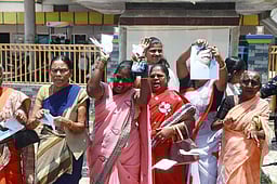 குமரியில் பாஜகவுக்கு 4 தொகுதிகள் ஒதுக்கீடு: அதிமுக மகளிா் அணியினா் கண்டன ஆா்ப்பாட்டம்