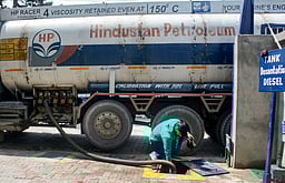 சமூக ஊடகங்களில் தட்டுப்பாடு வதந்தி: காஷ்மீரில் பெட்ரோல் நிலையத்தில் குவிந்த மக்கள்