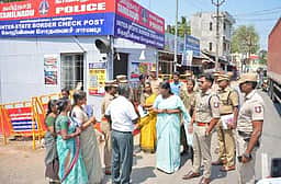 களியக்காவிளை, கோழிவிளை சோதனைச் சாவடியில் மாவட்ட ஆட்சியா் ஆய்வு
