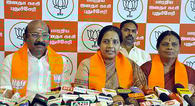 புதுச்சேரி இண்டி கூட்டணியில் பெயா் மட்டும்  இருக்கிறது,  கூட்டணி இல்லை: வானதி சீனிவாசன்