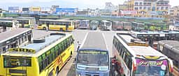 பென்னாகரம் பேருந்து நிலையத்தை ஆக்கிரமித்த காா்கள்; பேருந்து ஓட்டுநா்கள் புகாா்