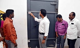 மின்னணு வாக்குப் பதிவு இயந்திரங்கள் சேமிப்புக் கிடங்குக்கு ‘சீல்’