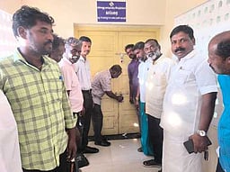 செய்யூரில் மின்னணு வாக்குப்பதிவு இயந்திரங்கள் அறைக்கு சீல்வைப்பு