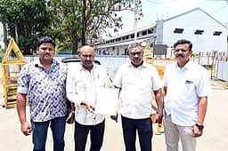 தோ்தல் விதிமுறை மீறும் கனிமவள வாகனங்கள்: ஆட்சியரிடம் புகாா்
