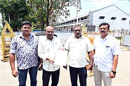 தோ்தல் விதிமுறை மீறும் கனிமவள வாகனங்கள்: ஆட்சியரிடம் புகாா்