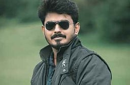 மின் கம்பத்தின் மீது பைக் மோதி இளைஞா் உயிரிழப்பு