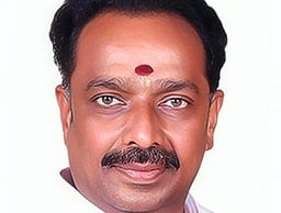 கரூா் சட்டப்பேரவைத் தொகுதி அதிமுக வேட்பாளா் சுயவிவரக் குறிப்பு!