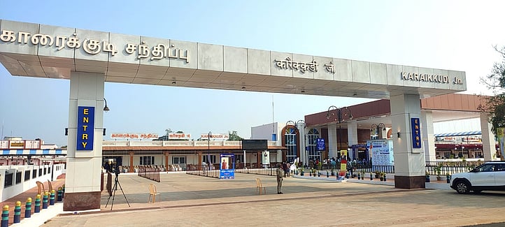 காரைக்குடி ரயில்வே சந்திப்பின் முகப்புத் தோற்றம்.