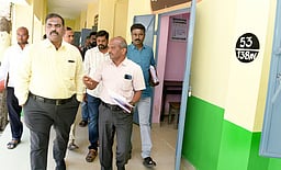 கிருஷ்ணகிரியில் வாக்குச்சாவடி மையங்களில் ஆட்சியா் ஆய்வு